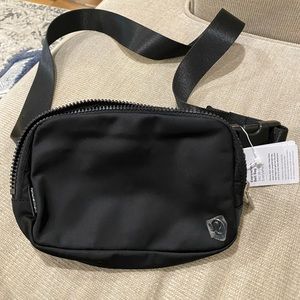 Lululemon everywhere belt bag 1l brand new